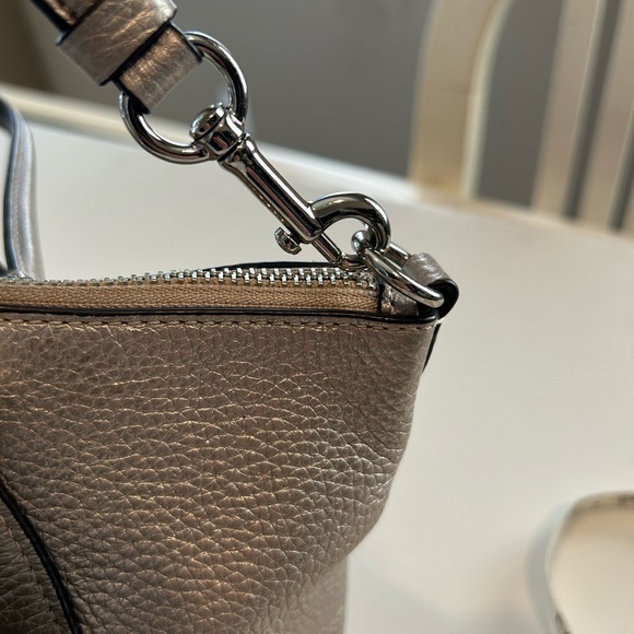 COACH PEBBLED LEATHER CLASSIC SHOULDER HANDBAG SILVER / CHAMPAGNE TONE - Picture 7 of 16